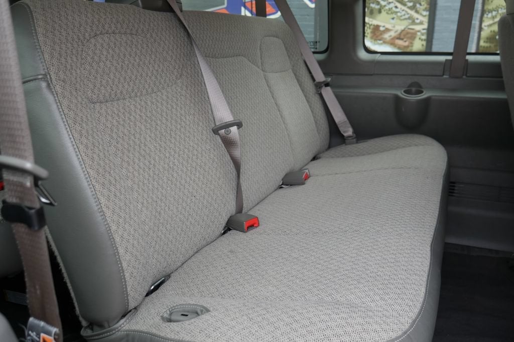 2025 Chevrolet Express Passenger 1LS