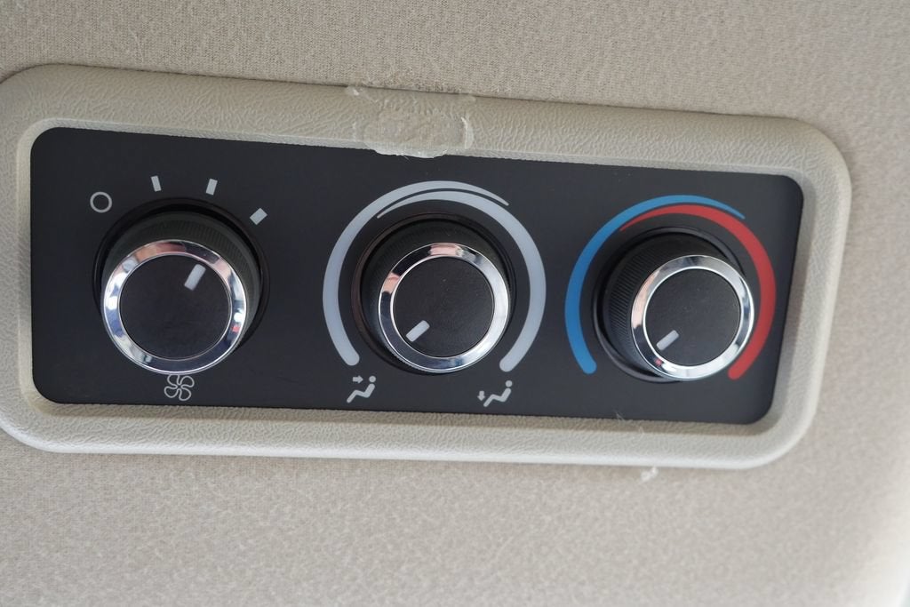 2025 Chevrolet Express Passenger 1LS