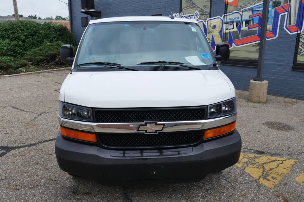 2025 Chevrolet Express Passenger 1LS