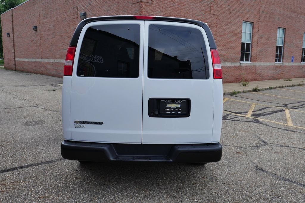2025 Chevrolet Express Passenger 1LS