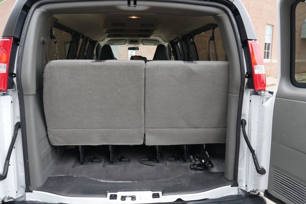 2025 Chevrolet Express Passenger 1LS