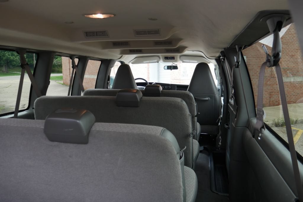 2025 Chevrolet Express Passenger 1LS