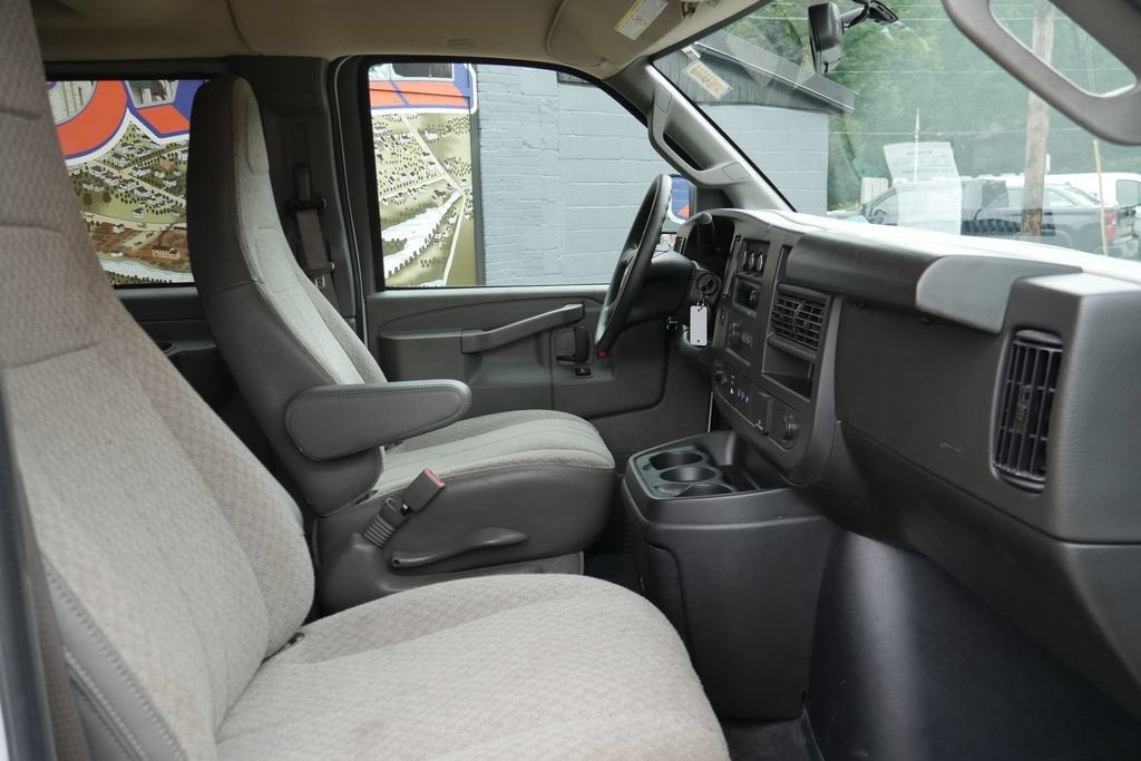 2025 Chevrolet Express Passenger 1LS