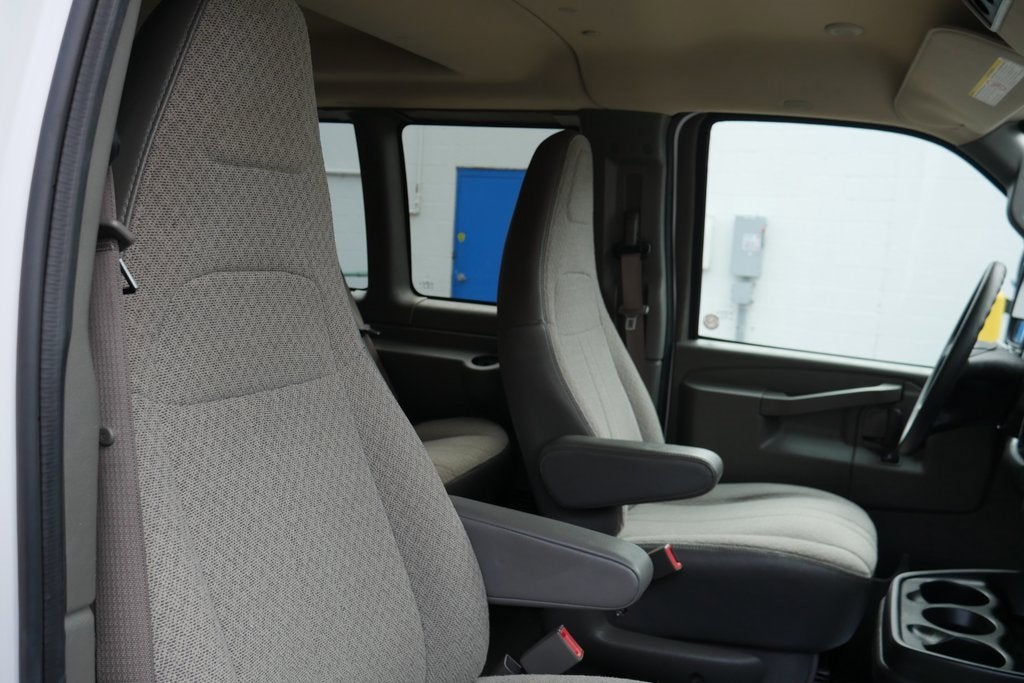 2023 Chevrolet Express Passenger 3500 1LS