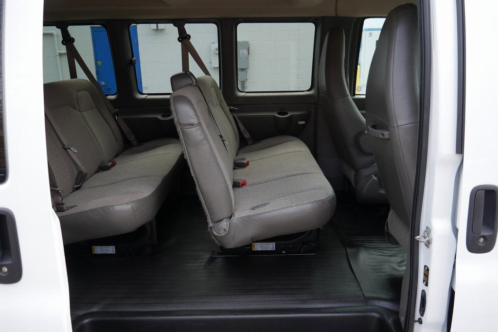 2023 Chevrolet Express Passenger 3500 1LS