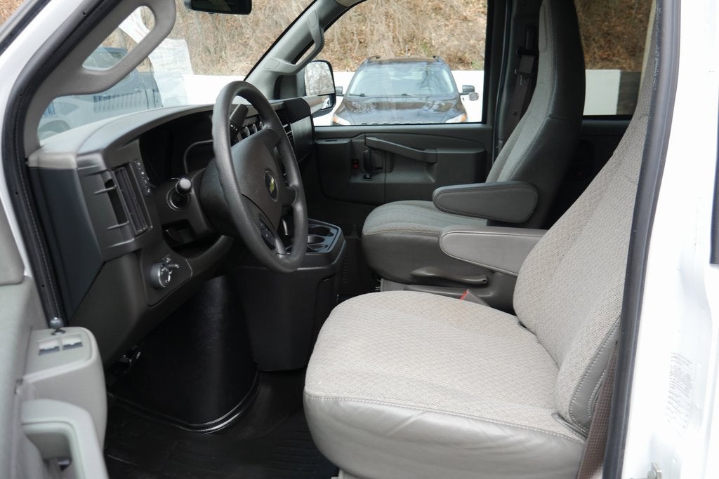 2023 Chevrolet Express Passenger 3500 1LS