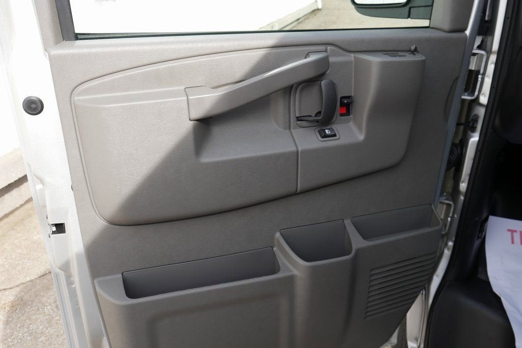 2025 Chevrolet Express Cargo WT