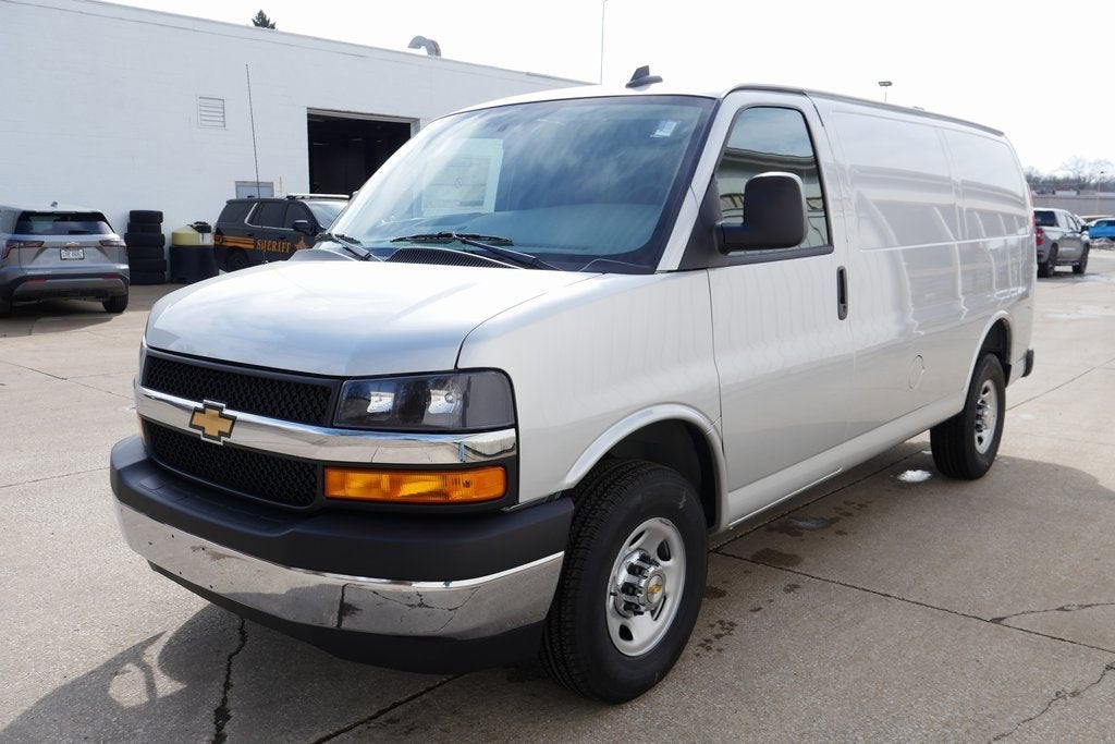 2025 Chevrolet Express Cargo WT